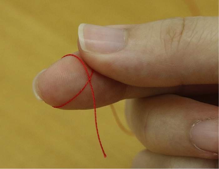 1.人差し指に輪を作るように糸を巻きます。