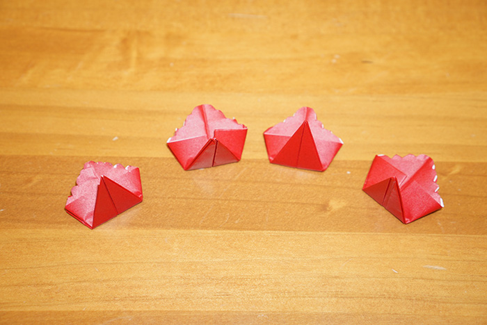 (6)で折る前の状態に一度広げて、横に折り目が付くように半分に折ります。2