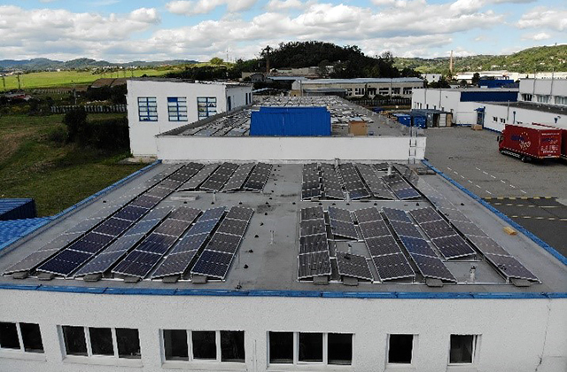 屋上を利用した太陽光発電システム