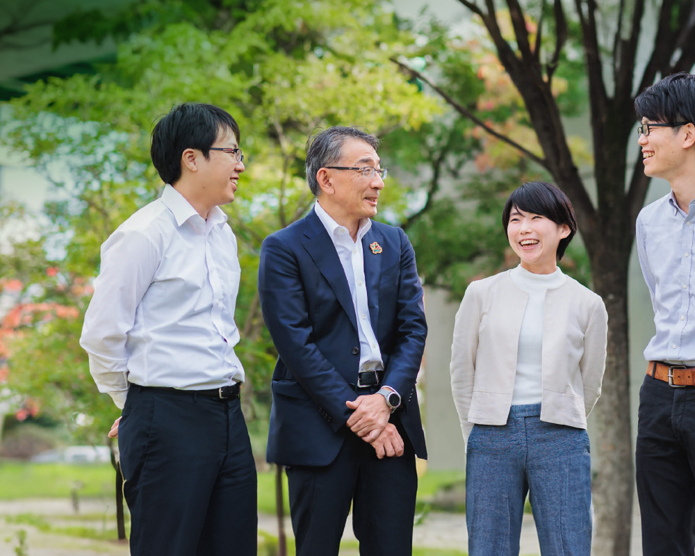 社長、社員の集合写真