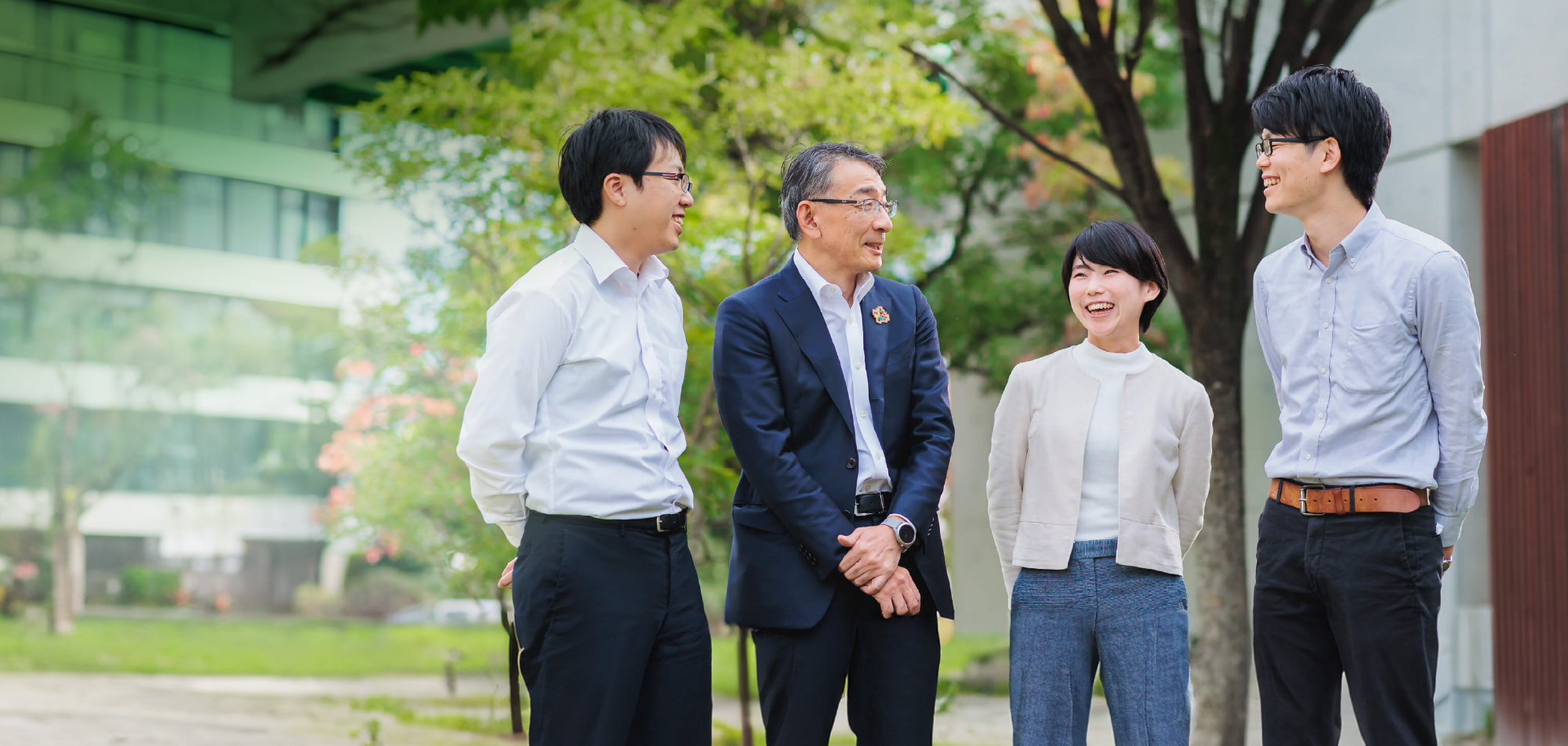 社長、社員の集合写真