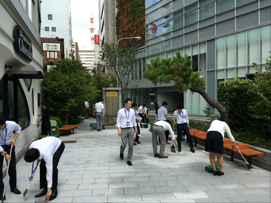 事業所前での清掃活動