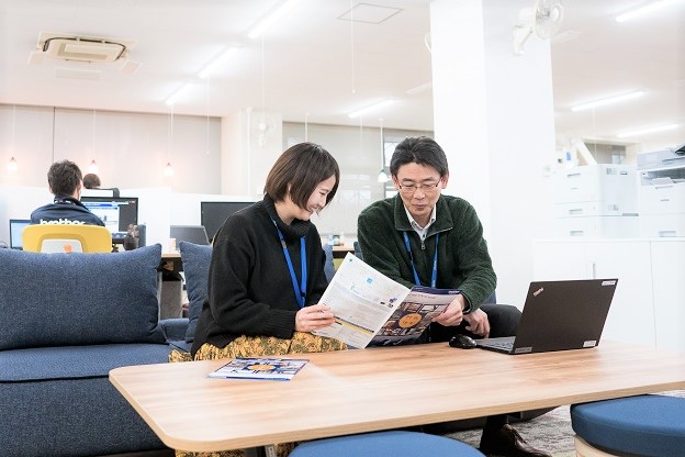 資料を見ながら会話をする男女