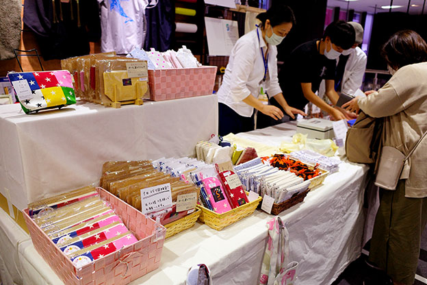 展示販売会に来てくださったお客様の様子