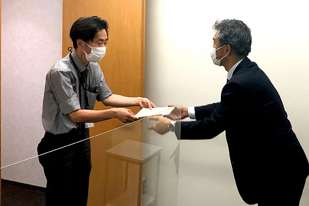 優秀賞受賞者へ表彰状授与の様子