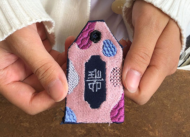刺しゅうミシンを使った瑞陵高校オリジナルお守り
