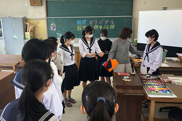 家庭クラブメンバーから参加者へ作り方説明をする様子