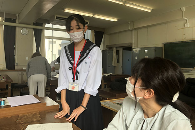 家庭クラブメンバーから参加者へ作り方説明をする様子