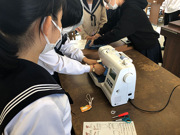 生徒同士で教え合い、学び合いながら作業を進めていく様子