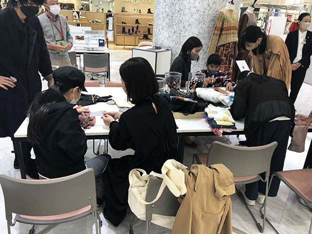 親子でアイデアを出し合いながら作業を進めていく様子
