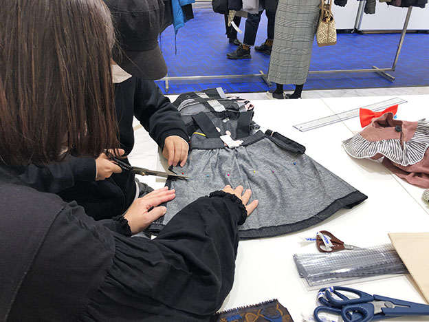 子どもたちが思い出の洋服にハサミを入れていく様子