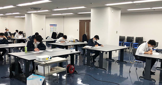 緊張感が漂う筆記試験の様子