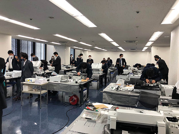 総勢14名参加者が実技試験に臨む様子。