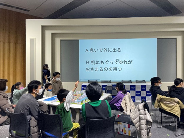 生徒同士で教え合い、学び合いながら作業を進めていく様子