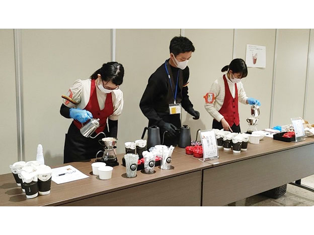コーヒーを淹れる様子