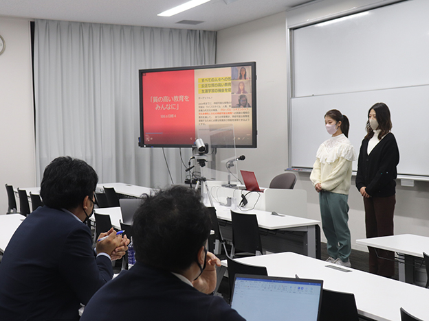 最終発表（プレゼン）に臨む学生