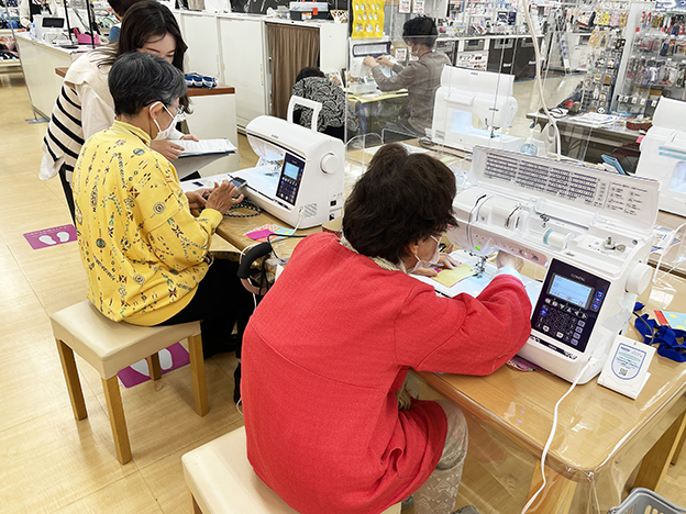ミシン体験の様子