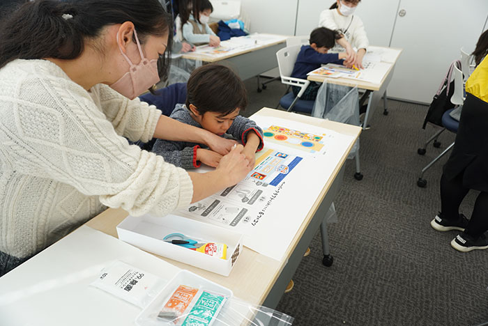 ペーパークラフトで遊ぶ親子3