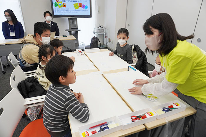 ペーパークラフトで遊ぶ親子5