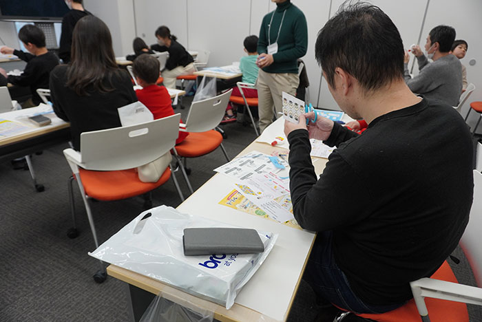ペーパークラフトで遊ぶ親子6
