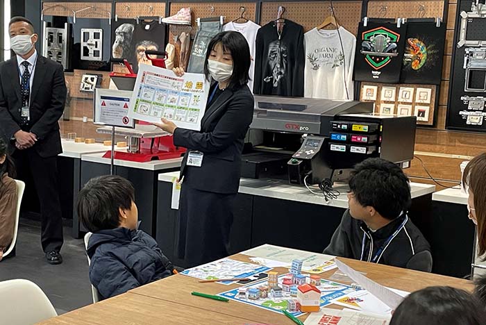 ペーパークラフトで遊ぶ親子2