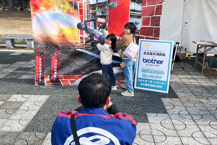 3Dフォトパネルの前で写真を撮影する様子1