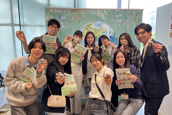 カンバッジをもらった学生の様子