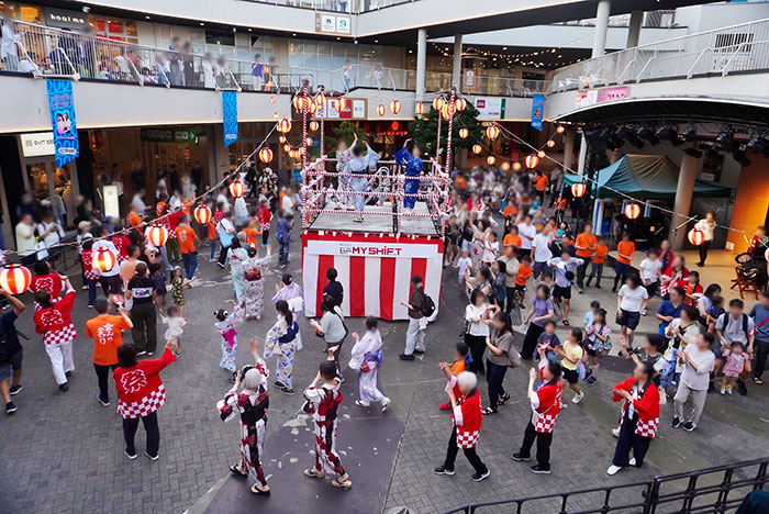 アスナル中央広場での盆踊りの様子