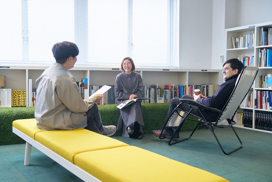 専門書の並ぶ図書スペース