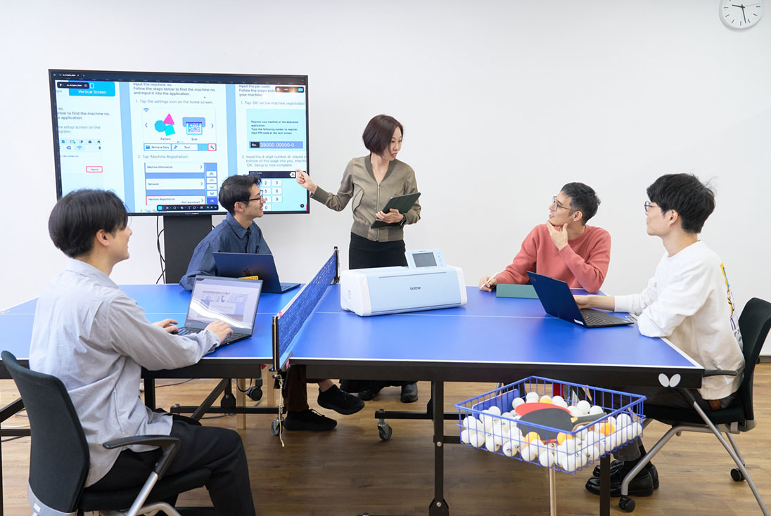 実際にプレイも出来る卓球台でのミーティング