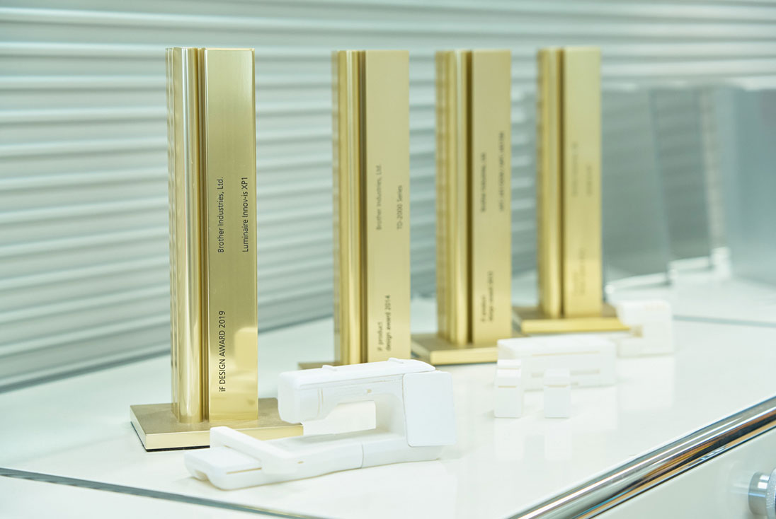 トロフィーの前には受賞製品のミニチュア