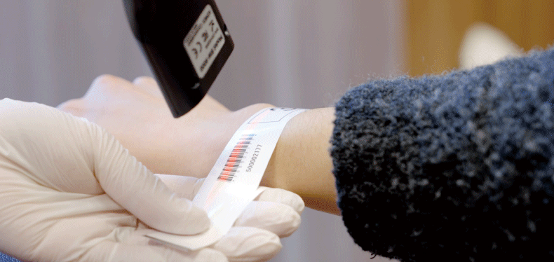 健診施設における医療誤診や紙管理の課題を一掃！「感熱式リストバンド」で実現する効率的な受診者管理の方法とは？