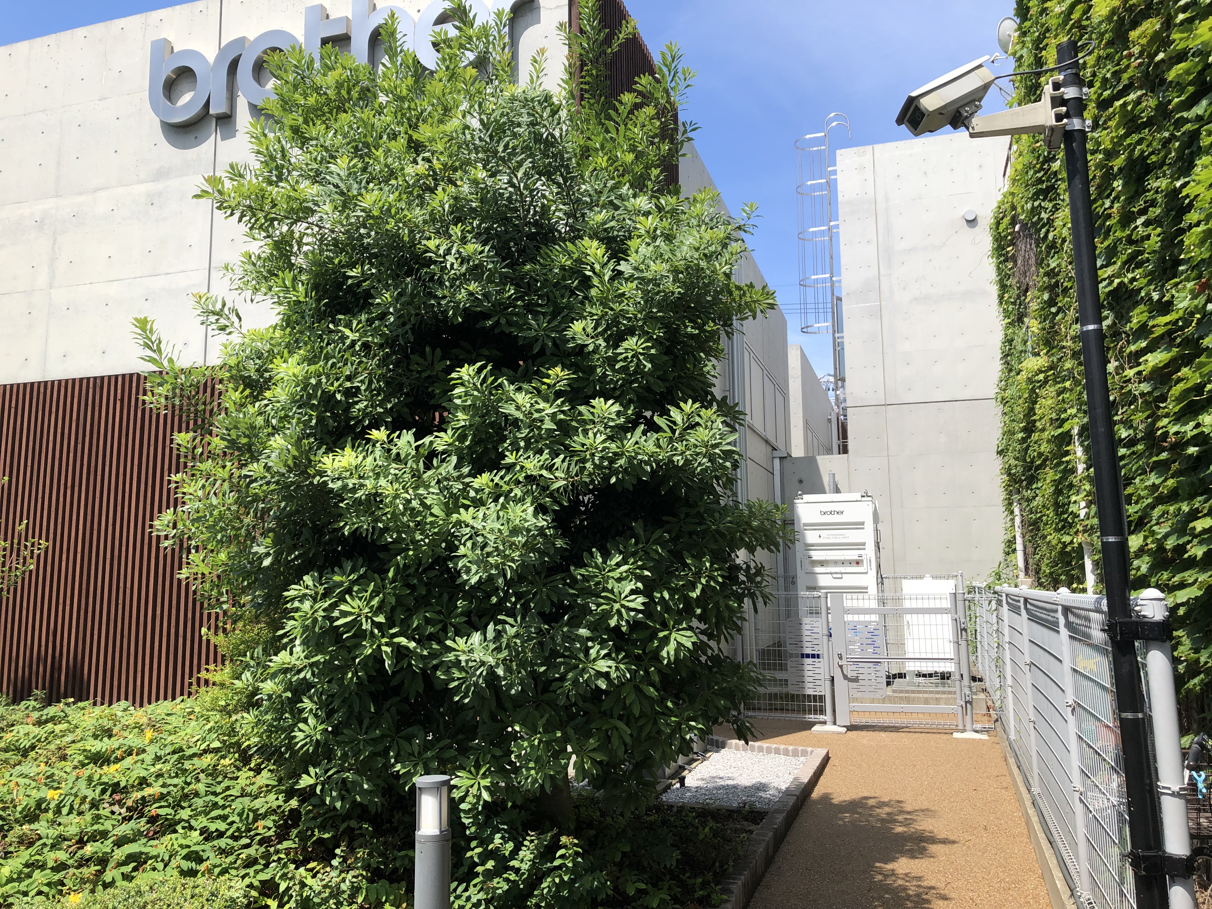 ブラザーミュージアム横にBFC4-5000-DC380Vが設置されている様子