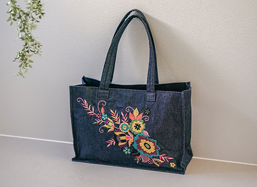 カラーシャッフルで刺しゅうを楽しむデニムトートバッグ