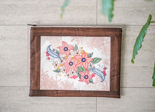 額縁風タブレットポーチ