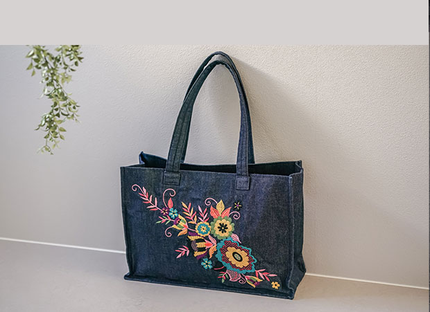 カラーシャッフルで刺しゅうを楽しむデニムトートバッグ