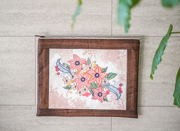 額縁風タブレットポーチ