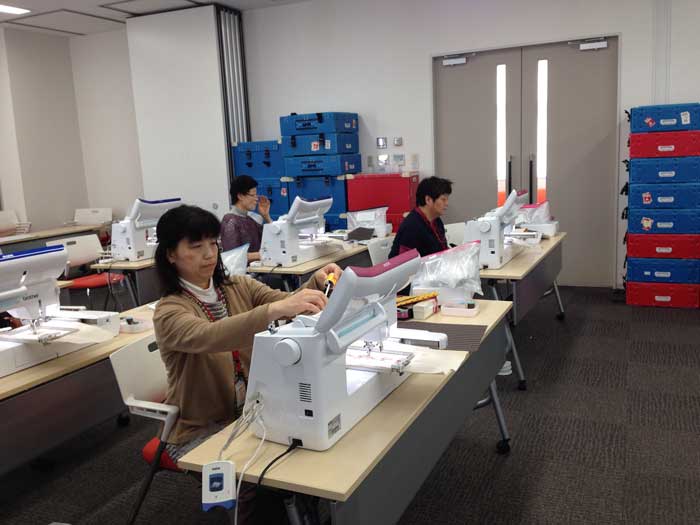ミシンでクラッチバッグを制作している様子