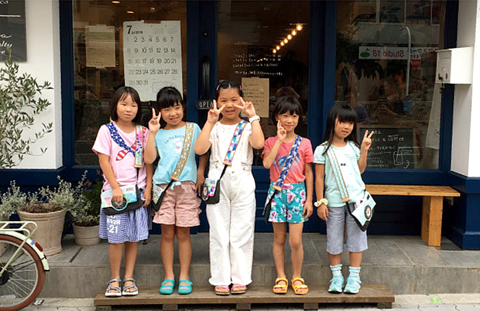 moda fabric & coffee 玉造店の前でポーズを決める子供たち