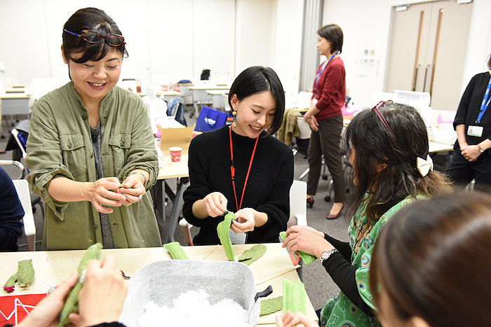 遠藤さんから花の縫い方を教わる人たち