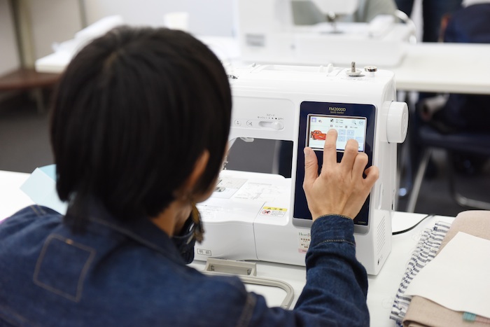 カラーの液晶画面上でラクラク操作2