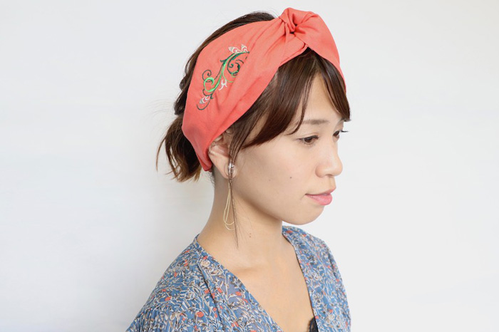 まとめ髪×刺しゅう入りヘアバンド