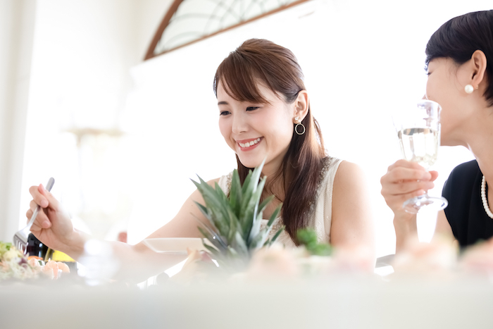 楽しげなパーティーの食卓