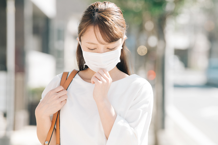 マスクをしている女性