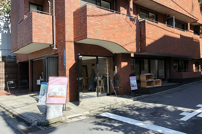 原宿駅からほど近い会場