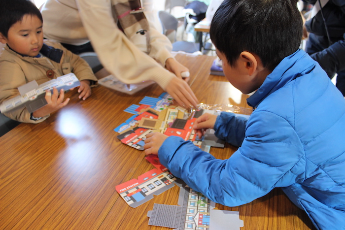 建物の形を選ぶお子様