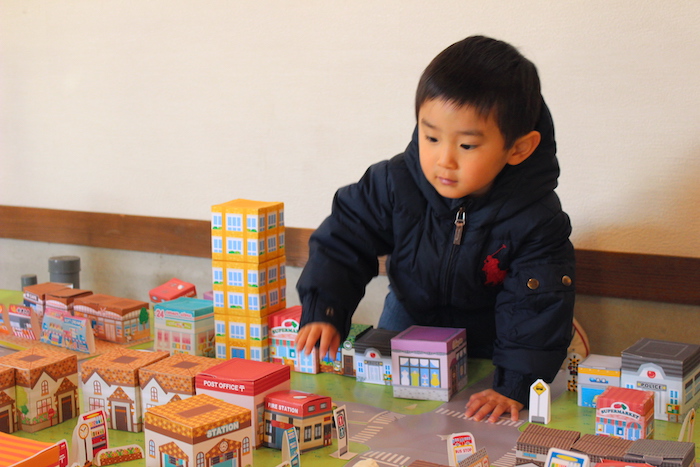 ペーパークラフトの街で遊ぶお子様