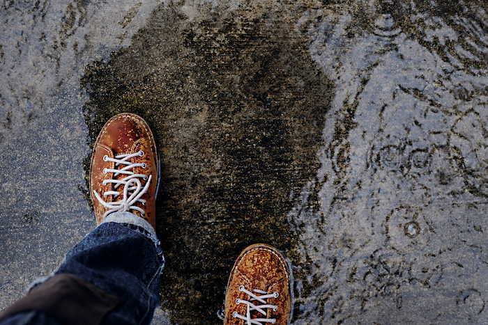 水たまりを歩く靴
