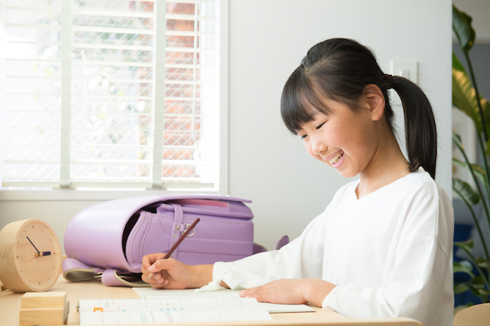 子ども部屋で勉強するお子様