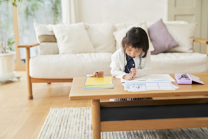 リビングで勉強するお子様